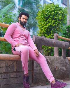 Akhil Sarthak Photos: ఆ హెయిర్ స్టైల్, డ్రెస్సింగ్... అఖిల్ సార్థక్ అస్సలు తగ్గట్లేదుగా