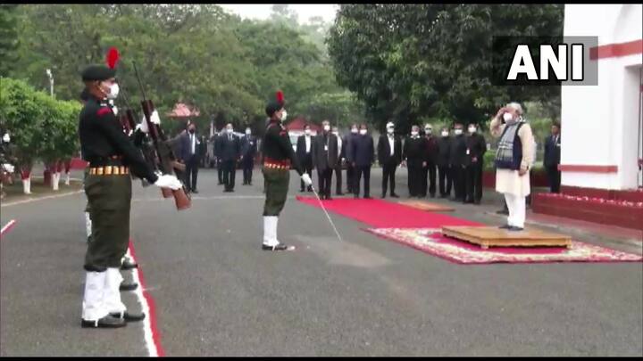 बिहार के मुख्यमंत्री नीतीश कुमार ने पटना में अपने आवास पर राष्ट्रीय ध्वज फहराया.