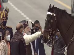 Video | குடியரசு தின விழா : குதிரை விராட்டை கொஞ்சி பிரியாவிடை  கொடுத்த பிரதமர் மோடி