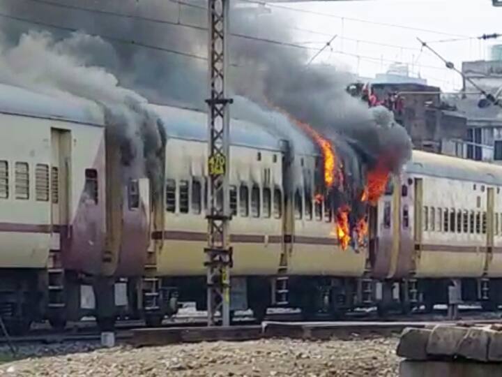 बिहार में छात्रों का बवालः गया में खाली बोगी में लगाई आग, समस्तीपुर-बरौनी रेलखंड को भी किया जाम, कई ट्रेनें हुईं प्रभावित Students ruckus Bihar: Fire in empty coach train in Gaya, Samastipur-Barauni railway section also disturbed, trains affected ann बिहार में छात्रों का बवालः गया में खाली बोगी में लगाई आग, समस्तीपुर-बरौनी रेलखंड को भी किया जाम, कई ट्रेनें हुईं प्रभावित
