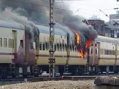 बिहार में छात्रों का बवालः गया में खाली बोगी में लगाई आग, समस्तीपुर-बरौनी रेलखंड को भी किया जाम, कई ट्रेनें हुईं प्रभावित