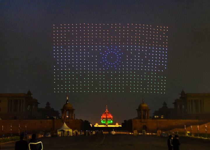 26 जनवरी को भारत ने अपना 73वां गणतंत्र दिवस मनाया. यह मौका हर भारतवासी के लिए खास है, क्योंकि 1950 में आज के ही दिन भारत का संविधान लागू किया गया था. गणतंत्र दिवस की संध्या पर दिल्ली के विजय चौक पर 'बीटिंग रिट्रीट सेरेमनी' के दौरान 'ड्रोन शो' ने सभी का दिल जीता.