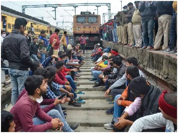 RRB-NTPC Exam: बिहार बंद के दौरान भारी प्रदर्शन, रोकी गई ट्रेनें, BJP ने बताया राजनातिक साजिश, RJD से पप्पू यादव तक जानें किसने क्या कहा