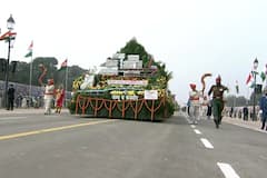 Republic Day2022:  दिल्ली के राजपथ पर दिखी नए जम्मू-कश्मीर झलक, झांकी में मां वैष्णो का भवन बना आकर्षण का केंद्र