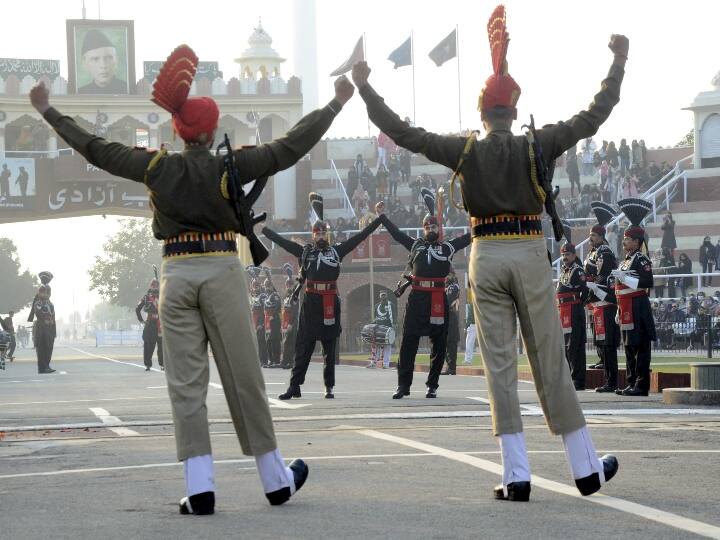 Republic Day Beating Retreat Ceremony at the India Pakistan Attari Wagah Border in Punjab Watch Video Watch: गणतंत्र दिवस पर देशभक्ति नारों के बीच हुई बीटिंग रिट्रीट सेरेमनी, देखकर आप भी गर्व महसूस करेंगे