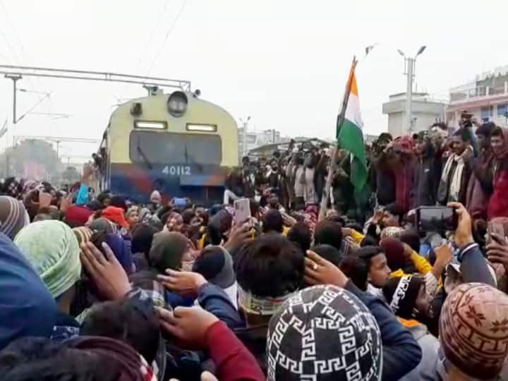 Students Sung National Anthem in Jehanabad on Railway Track during RRB NTPC Result Protest ann RRB NTPC Students Protests: प्रदर्शन के दौरान जहानाबाद की अनोखी तस्वीर, हाथ में तिरंगा लेकर ट्रैक पर गाया राष्ट्रगान, VIDEO