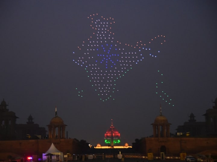 Watch Drone formations at Vijay Chowk in Delhi on Republic Day Beating retreat ceremony at Vijay Chowk 1000 drones made Indian map watch video WATCH: गणतंत्र दिवस के मौके पर 1000 ड्रोन से 'विजय चौक' हुआ जगमग, वीडियो देखकर गर्व से सीना चौड़ा हो जाएगा