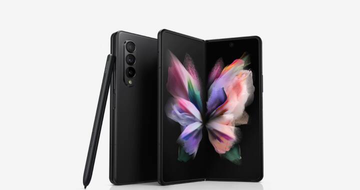 SAMSUNG Galaxy Z Fold3 5G: इस फोन में 12जीबी की रैम के साथ 256 जीबी की इंटरनल मैमोरी दी गई है. इसमें ट्रिपल रियर कैमरा सेटअप दिया गया है. फोन को पावर देने के लिए इसमें 4400mAH की बैटरी दी गई है. फोन में 7.6 इंच की डिस्प्ले दी गई है. इसकी कीमत 1,49,999 रुपये है.