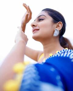 Actress Esther Anil : நேற்று நான் பார்த்ததும் உன்னைத் தானா சொல்? அட்டகாசமாய் ஆளே மாறிபோன எஸ்தர் அணில்..!