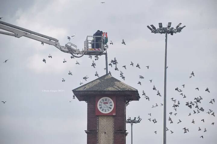 या वेळी मोठ्या संख्येने स्थानिक तरूणांसह महिला आणि लहान मुले उपस्थित होते. भारत माता की जय ! म्हणत प्रजासत्ताक दिनाच्या शुभेच्छा दिल्या. ( photo credit - Twitter Basit Zargar)