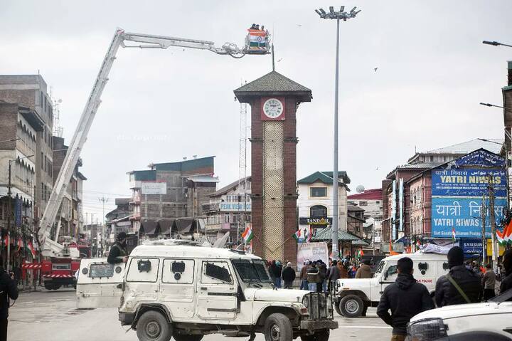 दरम्यान प्रजासत्ताक दिनाचा पार्श्वभूमीवर काश्मिरमध्ये कोणताही अनुचित प्रकार घडू नये यासाठी मोठा बंदोबस्त तैनात करण्यात आला आहे. photo credit - Twitter Basit Zargar)