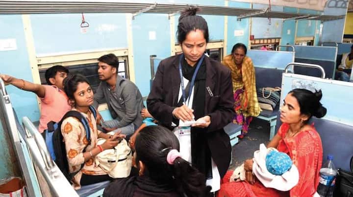 IRCTC ने यात्रियों की सुविधाओं को ध्यान में रखते हुए बोर्डिंग स्टेशन रिवाइज करने की सुविधा दी है. इस सुविधा का फायदा वे सभी यात्री उठा सकते हैं, जिन्होंने ट्रेन का टिकट ऑनलाइन बुक कराया है. अगर आप ट्रैवल एजेंट के जरिए टिकट बुकिंग करा रहे हैं तो आपको यह सुविधा नहीं मिलेगी.