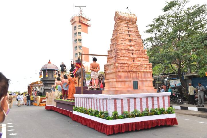 இன்றைய தினத்தில் குடியரசுத் தலைவர் ராஜபாதையில் கொடியேற்றுவார். இந்தக் கொண்டாட்டத்தில் இந்திய பண்பாடு மற்றும் சமூக  பாரம்பரியங்களின் அணிவகுப்பு, இந்திய  ராணுவத்தின் வான் வெளி சாகசங்கள் ஆகியன இடம் பெறும்.