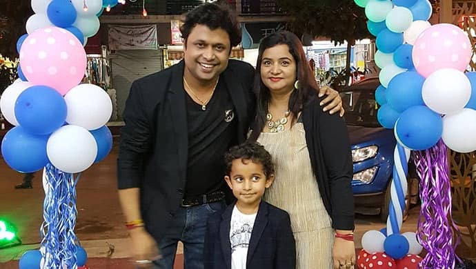 ये हैं भाभी जी घर पर हैं में हमेशा न्यौचावर मांगते रहने वाले इंस्पेक्टर हप्पू सिंह. हप्पू सिंह की रियल लाइफ पत्नी का नाम सपना त्रिपाठी है.