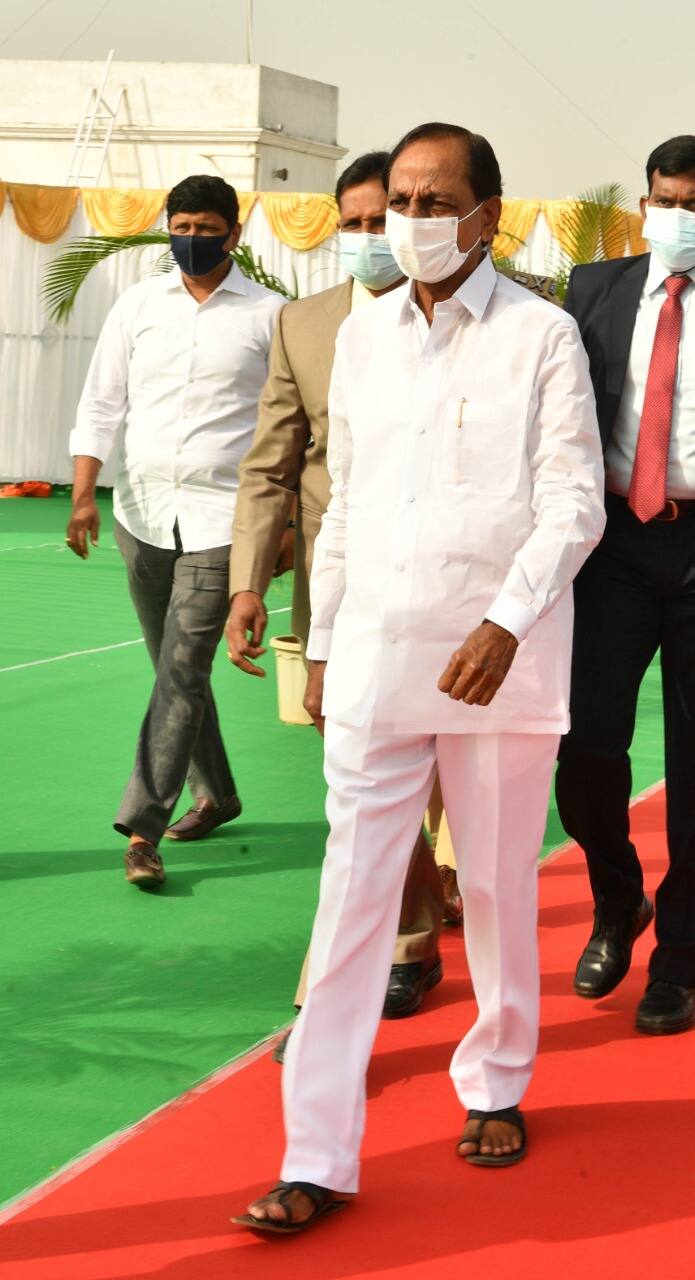 ముఖ్యమంత్రి కె. చంద్రశేఖర్ రావు జాతీయ పతాకాన్ని ఎగురవేశారు.