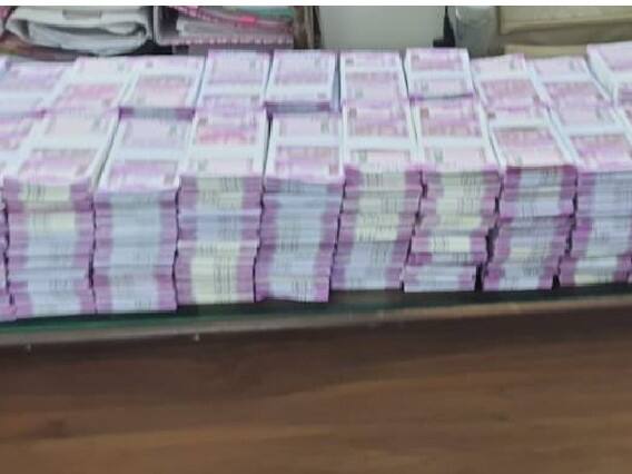 Fake Indian currency notes of 2000 denominations worth Rs.7,00,00,000 caught by unit 11 of Mumba Police crime branch. Fake currency : मुंबई पोलिसांची मोठी कारवाई, सात कोटींच्या दोन हजारांच्या बनावट नोटा जप्त