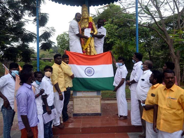 கச்சத்தீவை மீட்டுத்தரக்கோரி ராஜராஜ சோழன் சிலையிடம் சிவசேனா கட்சியினர் மனு