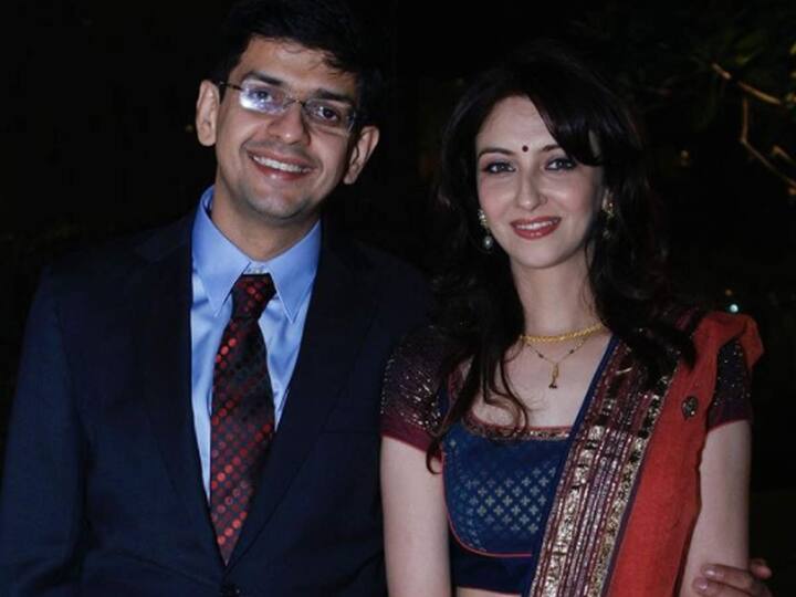 भाभी जी घर पर हैं की गोरी मैम के नाम से फेमस सौम्या टंडन रियल लाइफ में भी उतनी ही खूबसूरत और ग्लैमरस हैं, जितनी की वो शो में नजर आती थीं. सौम्या के पति का नाम सौरभ देवेंद्र सिंह है जो कि एक बैंकर हैं. सौम्या फिलहाल शो को बाय कर चुकी हैं.