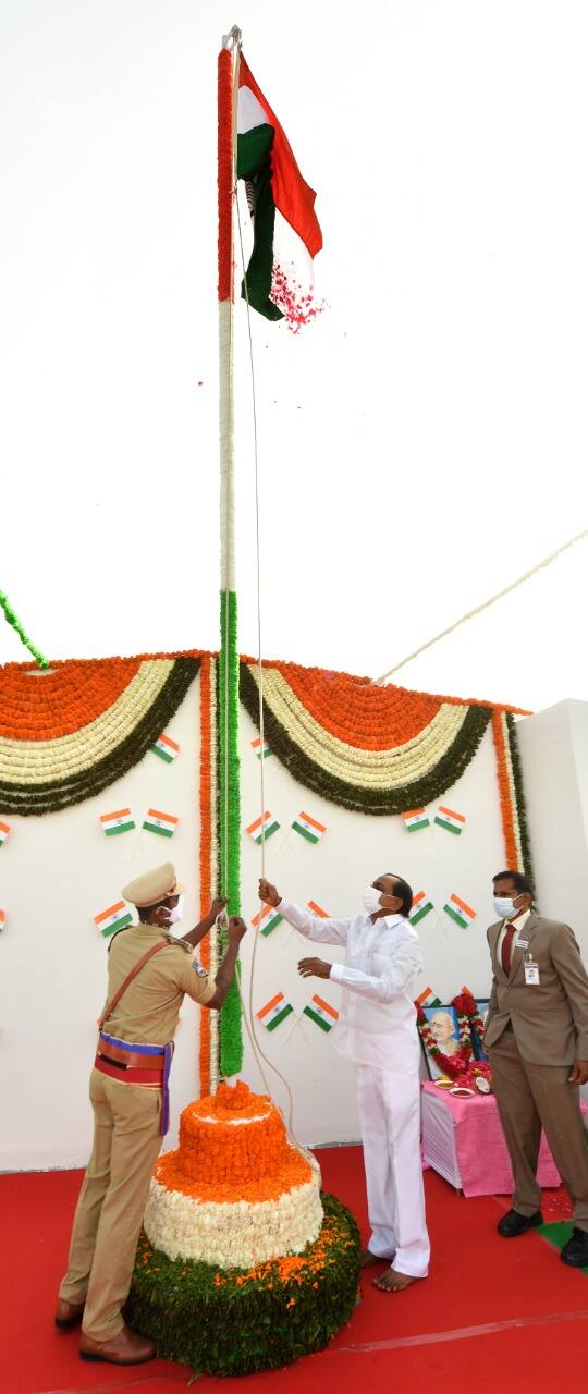 గణతంత్ర దినోత్సవ వేడుకలు ప్రగతి భవన్ లో ఘనంగా జరిగాయి.