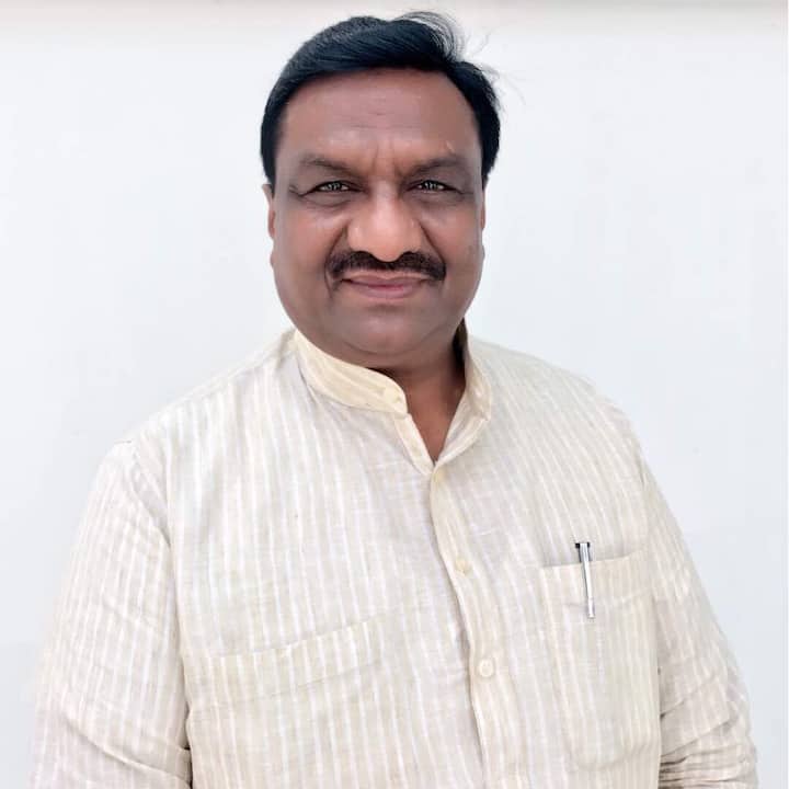 भाजपा के विधायक धर्म सिंह सैनी योगी सरकार में मंत्री भी थे. वह भी अब बीजेपी का साथ छोड़ चुके हैं. बीजेपी से निकल उन्होंने सपा का दामन थाम लिया है.