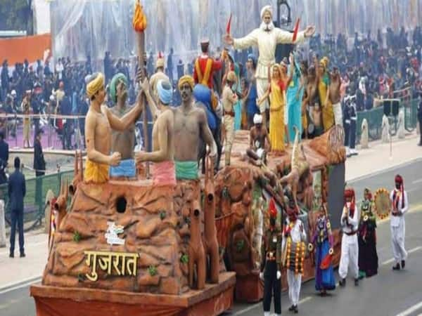 Republic Day 2022: Gujarat tableau shows 1922 massacre of tribal freedom fighters by British Republic Day 2022: ટેબ્લોમાં દર્શાવાઇ અંગ્રેજો દ્વારા આદિવાસીઓના હત્યાકાંડની ઝલક, 'ગુજરાતના જલિયાવાલા બાગ'નો શું છે ઇતિહાસ?