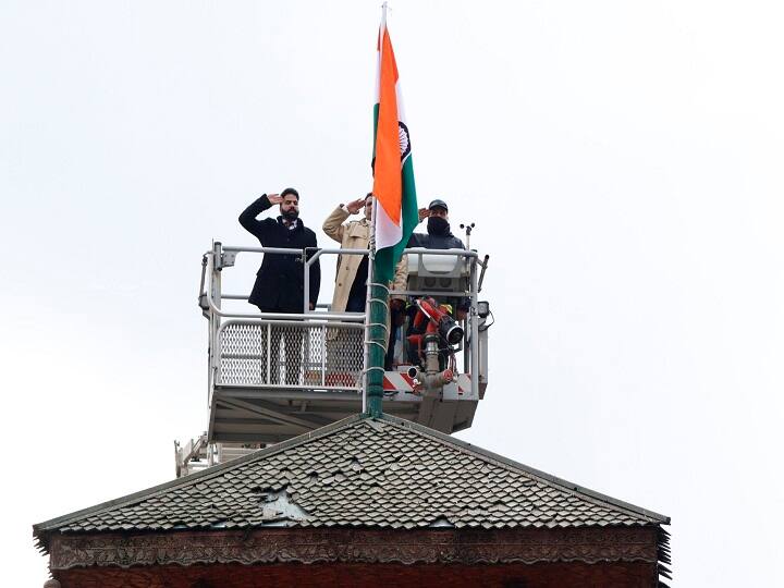 Republic day Tiranga hoisted first time on the top of Clock Tower LalChowk Srinagar Republic Day : ऐतिहासिक क्षण; स्वातंत्र्यानंतर पहिल्यांदाच श्रीनगरमधील 'क्लॉक टॉवर'वर तिरंगा फडकला