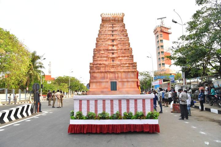 டெல்லி குடியரசு தின விழாவில் புறக்கணிக்கப்பட்ட அலங்கார ஊர்திகள் சென்னை குடியரசு நிகழ்ச்சியில் இடம்பெற்றுள்ளன. அணிவகுப்பு ஊர்திகளில் வேலுநாச்சியார், மருது சகோதரர்கள், பாரதியார்,வ.உ.சி, வீரபாண்டிய கட்டபொம்மன், வீரர் அழகு முத்துகோன் சிலைகள் இடம் பெற்றிந்தன. அதேபோல்,பெரியார், ராஜாஜி,காமராஜர்,பசும்பொன் முத்துராமலிங்க தேவர் உள்ளிட்டோரின் சிலைகளும் இருந்தது.