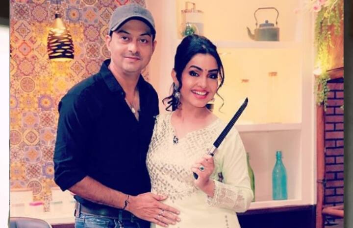 भाभी जी घर पर हैं में सीधी साधी अंगूरी भाभी का किरदार निभाने वालीं शुभांगि अत्रे रियल लाइफ में काफी ग्लैमरस हैं. शुभांगि के रियल लाइफ पति का नाम पियूष पूरे हैं, दोनों की एक बेटी भी है.