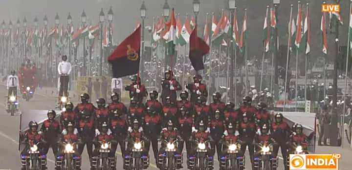 सीमा सुरक्षा बल की मोटरसाइकिल स्टंट टीम के बारे में शायद ही कोई ऐसा हो जो ना जानता हो. लेकिन इस बार इस टीम में कुछ खास था.