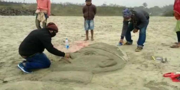 Malda : Sand art of Netaji Subhas Chandra Basu on Republic Day by two artists of Malda Malda : প্রজাতন্ত্র দিবসে নেতাজিকে শ্রদ্ধার্ঘ্য, নদীর চরে প্রতিকৃতি তৈরি মালদার দুই শিল্পীর