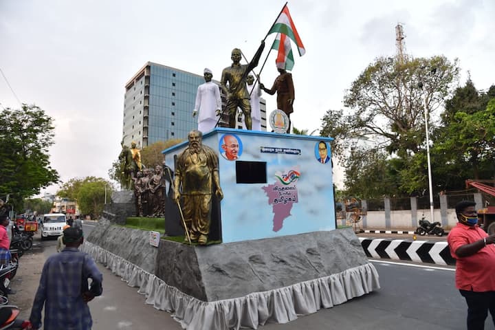 குடியரசு தினக் கொண்டாட்டங்களின் முக்கிய அம்சமாகப் பார்க்கபடுவது டெல்லி ராஜப்பாட்டையில் இருந்து இந்தியா கேட் வரை செல்லும்  வருடாந்திரப் பேரணிதான்.