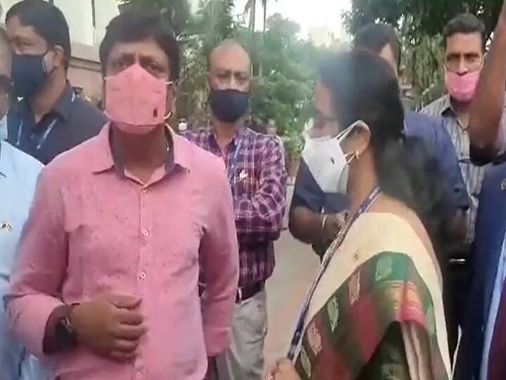 தமிழ்த்தாய் வாழ்த்துக்கு எழுந்து நிற்க தேவையில்லையா? தமிழக அரசின் ரூல்ஸ் தெரியாத வங்கி அலுவலர்களால் சர்ச்சை!