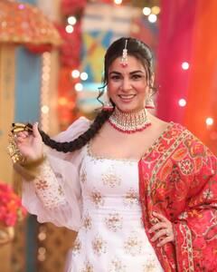 Shraddha Arya Photos: मांग में टीका, बालों में परांदा और पटियाला सूट पहन श्रद्धा आर्या लगीं प्रॉपर पटोला, कातिलाना स्माइल पर अटका फैंस का दिल