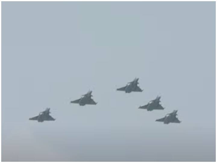 Republic Day 2022 Airforce Aircrafts on Rajpath Rafale Jaguar sukhoi formations of fighter jets Watch: राजपथ पर वायुसेना के विमानों की गर्जना, राफेल-सुखोई-जगुआर समेत इन फाइटर जेट्स ने दिखाई धमक