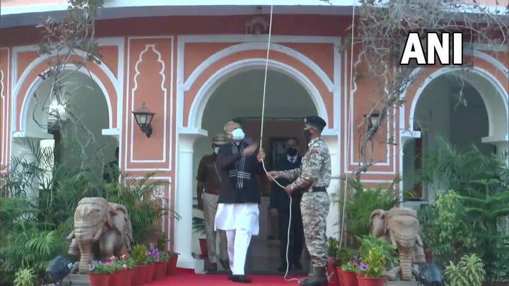 राजस्थान के मुख्यमंत्री अशोक गहलोत ने 73वें गणतंत्र दिवस पर राष्ट्रीय ध्वज फहराया.