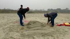 Republic Day 2022: নদীর চরে নেতাজির প্রতিকৃতি তৈরি করে বীর সন্তানকে শ্রদ্ধার্ঘ্য মালদার দুই শিল্পীর | Bangla News