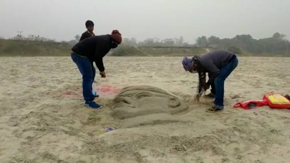 Republic Day 2022: নদীর চরে নেতাজির প্রতিকৃতি তৈরি করে বীর সন্তানকে শ্রদ্ধার্ঘ্য মালদার দুই শিল্পীর | Bangla News