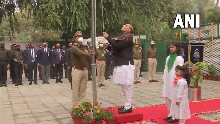 गणतंत्र दिवस के अवसर पर रक्षा मंत्री राजनाथ सिंह ने अपने आवास पर राष्ट्रीय ध्वज फहराया.