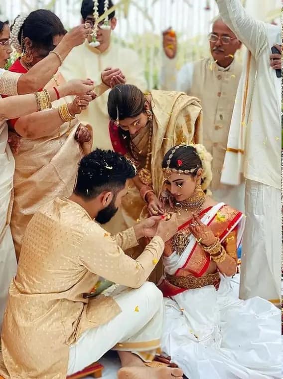প্রথমে জানা গিয়েছিল বিয়ে করতে বিদেশে উড়ে যাবেন তিনি। দুবাই বা ইতালিতে বসবে তাঁর বিয়ের আসর। কিন্তু পরবর্তীকালে পরিবারসূত্রে জানা যায়, বিদেশে নয়, দেশের মাটিতেই সাতপাক ঘুরবেন মৌনী।