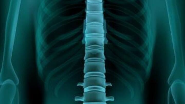 অনেক ক্ষেত্রে বুকে ব্যথা অনুভব করেন রোগী। ঘন ঘন মুখে কফ চলে আসে। হাত এবং পায়ের নখের নীচের চামড়া শক্ত হয়ে যাওয়া, শ্বাস নেওয়ার সময় সাঁ সাঁ করে শব্দ বেরনোর মতো উপসর্গ দেখা দেয়।