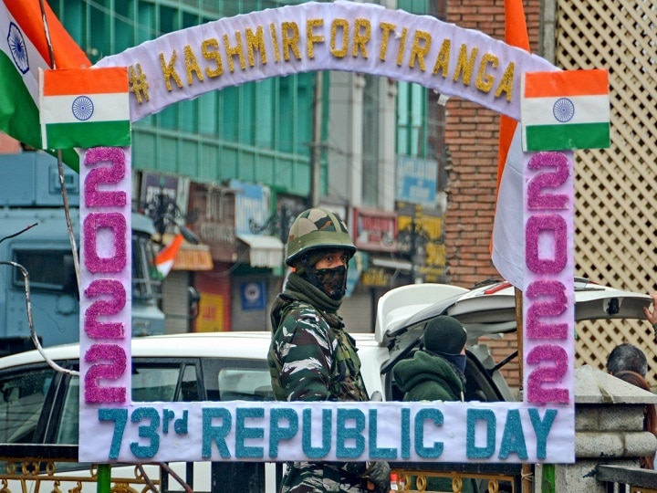 Flag Hoisted at Lal Chowk: जम्मू-कश्मीर के श्रीनगर में लोगों ने लाल चौक पर फहराया तिरंगा झंडा, देखें तस्वीरें