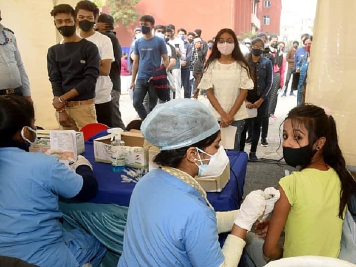 Delhi Vaccination more than 4500 teenagers got the second vaccine of coronavirus in Delhi Delhi Vaccination News: दिल्ली में एक दिन में इतने किशोरों को लगा कोरोना का दूसरा टीका, जानें कहां कितना हुआ वैक्सीनेशन?