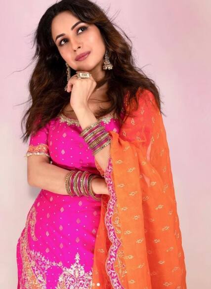 আজ জন্মদিন ছোট পর্দার অত্যন্ত পরিচিত মুখ শেহনাজ গিলের। জন্মদিনে জেনে নেওয়া যাক অভিনেত্রীর সম্পর্কে অজানা কিছু তথ্য।