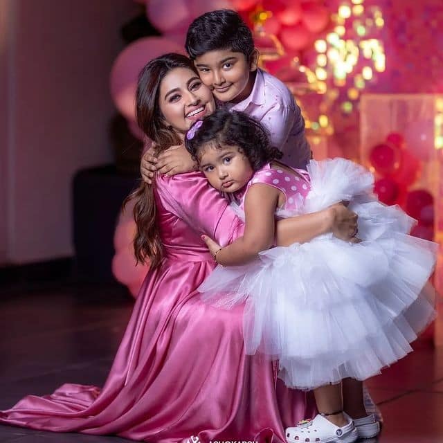 హ్యాపీ ఫ్యామిలీ.. భర్త, పిల్లలతో స్నేహా చిల్ - Image Credit: Sneha/Instagram