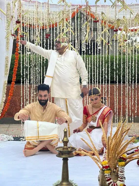 বিয়েতে উপস্থিত ছিলেন মন্দিরা বেদী, অর্জুন বিজলানি থেকে শুরু করে বলিউডের ছোটপর্দা ও বড়পর্দার একাধিক তারকারা। সোশ্যাল মিডিয়ায় মৌনীর ছবি ভাগ করে নিয়েছেন তাঁরা।