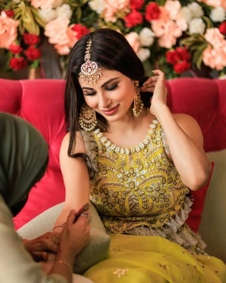 फोटो आणि व्हिडीओमध्ये मौनी आनंदात दिसत आहे. (all photo credit: weddingplz/ig)