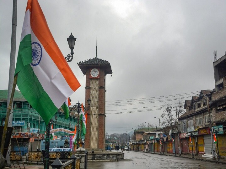 Flag Hoisted at Lal Chowk: जम्मू-कश्मीर के श्रीनगर में लोगों ने लाल चौक पर फहराया तिरंगा झंडा, देखें तस्वीरें