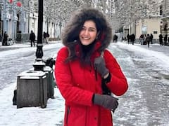 Raashi Khanna Photos: మాస్కో అందాల మధ్య విరిసిన ఎర్రగులాబీలా ఉన్న రాశీ ఖన్నా