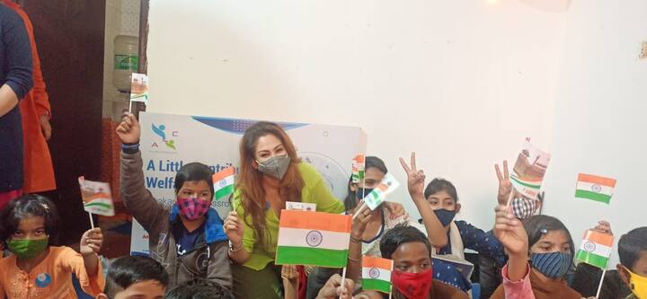 প্রজাতন্ত্র দিবসের দিন চান্দ্রেয়ী পৌঁছে গিয়েছিলেন ছোটদের সঙ্গে সময় কাটাতে। একটি সংস্থার সঙ্গে যোগাযোগ করা হয়েছিল তাঁর টিমের তরফ থেকে। সেখানে একরাশ কচিকাঁচার সঙ্গে সময় কাটান চান্দ্রেয়ী।