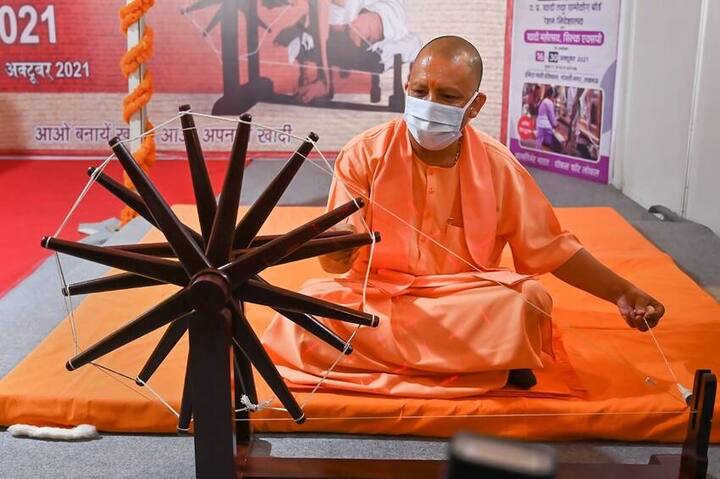 उत्तर प्रदेश के मुख्यमंत्री योगी आदित्यनाथ कई दफे गोरखपुर सांसद रह चुके हैं. वह गोरखनाथ मठ के प्रमुख महंत भी हैं. गोरखपुर से ही वह इस बार विधानसभा का चुनाव भी लड़ रहे हैं.